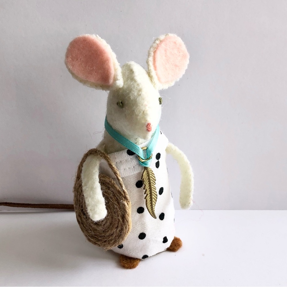Boho Felt Mouse Art Doll hand-sewn straw bag brass feather shopping summertime - Picture 4 of 10